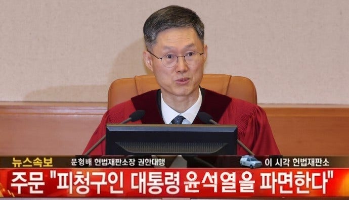 문형배 헌법재판소장 대행의 은인 김장하의 가르침 "사회로부터 받은 것은 사회에 갚으라" 문형배 헌법재판소장 대행의 은인 김장하의 가르침 "사회로부터 받은 것은 사회에 갚으라"