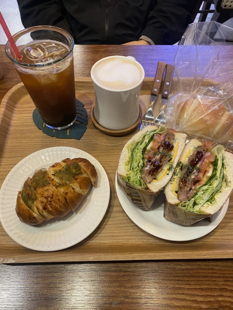  군산맛집 인기만점 수송동샌드위치 겉바속촉 군산소금빵 맛있는 군산시스터즈카페 수송동카페추천 떡갈비샌드위치 명란소금빵 가보자고