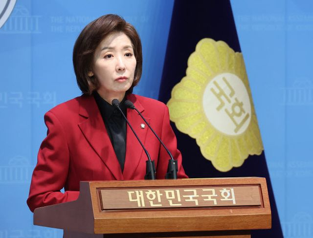  尹, 관저에서 나경원 만나…"어려운 시기 역할 고마워"