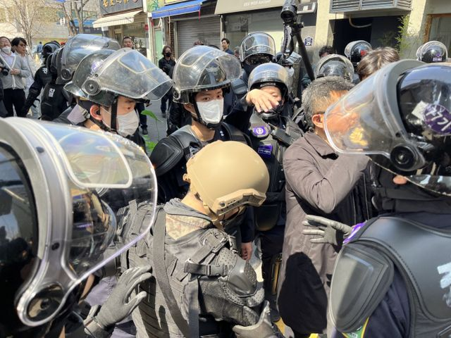  '경찰버스 유리 파손' 대통령 지지자… 경찰, 구속영장 신청 검토
