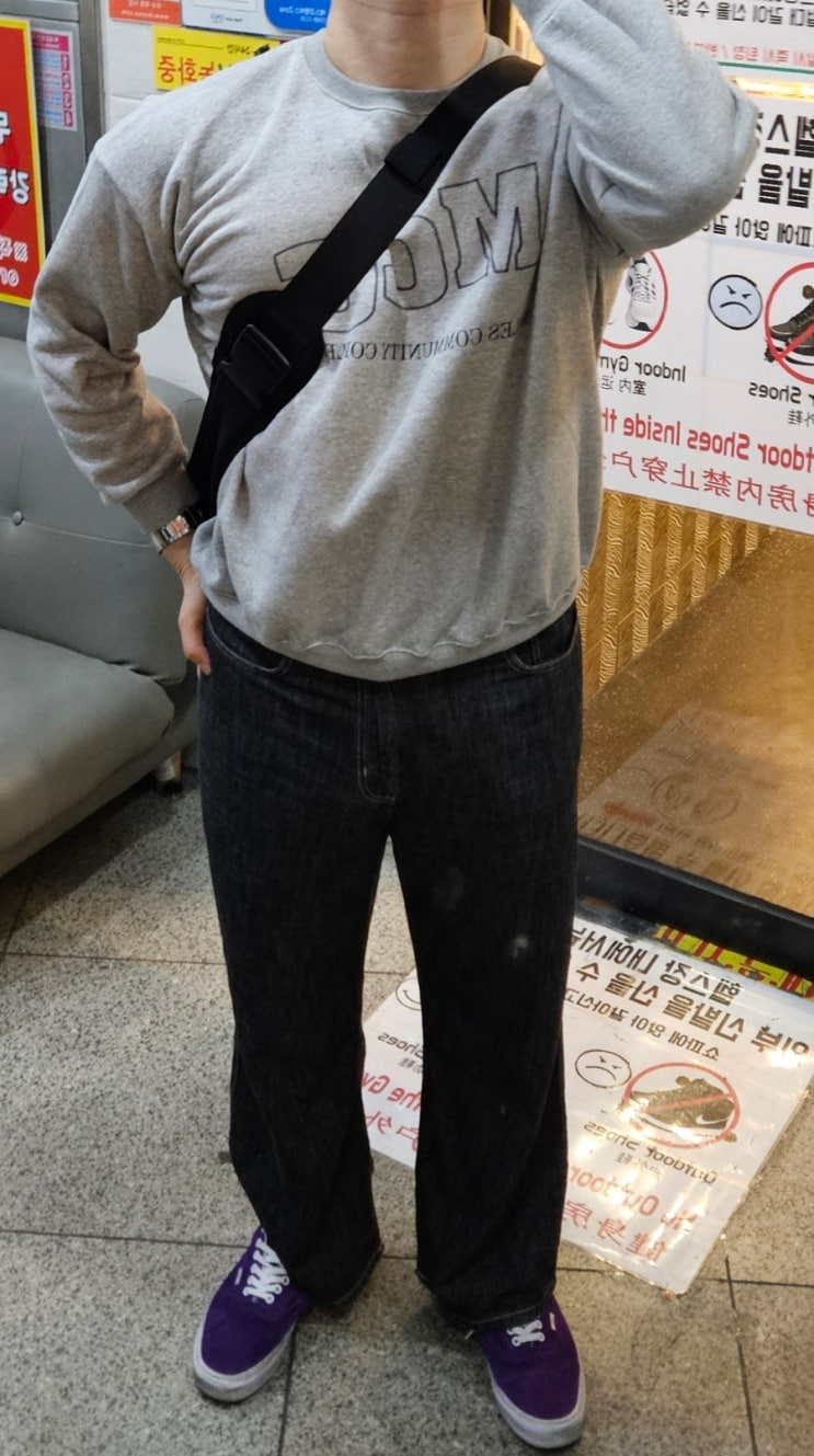 캐주얼 룩 회색 맨투맨 흑청 와이드 청바지 보라색 반스 캐주얼 룩 회색 맨투맨 흑청 와이드 청바지 보라색 반스