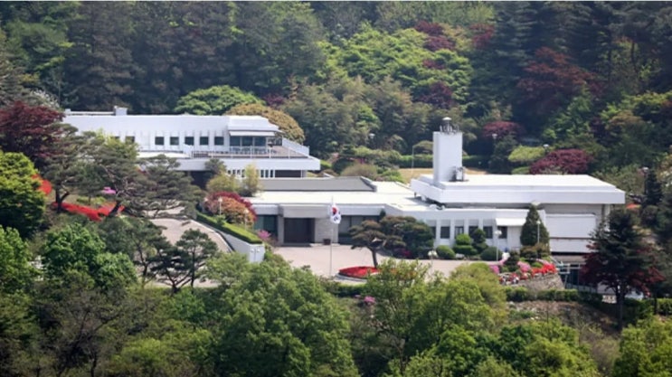 "파면된 尹, <b>관저 퇴거</b> 왜 늦어지나?" <b>한남동</b> 긴장 고조