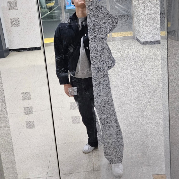 블랙 재킷과 와이드 데님으로 완성하는 남친룩 블랙 재킷과 와이드 데님으로 완성하는 남친룩