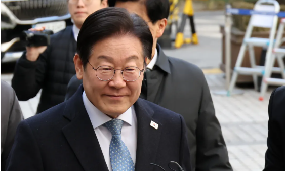   이재명, 대선 출마 신호탄…민주주의 복원 외친 그의 정치 향방은?