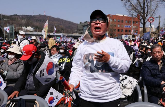  尹 지지자, 광화문에서 자해 시도…찰과상에 자력 귀가