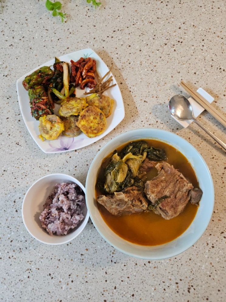  [스판남 뼈 해장국 우거지 뼈다귀 감자탕 촌놈] 푸짐하고 맛있게 즐기는 뼈해장국