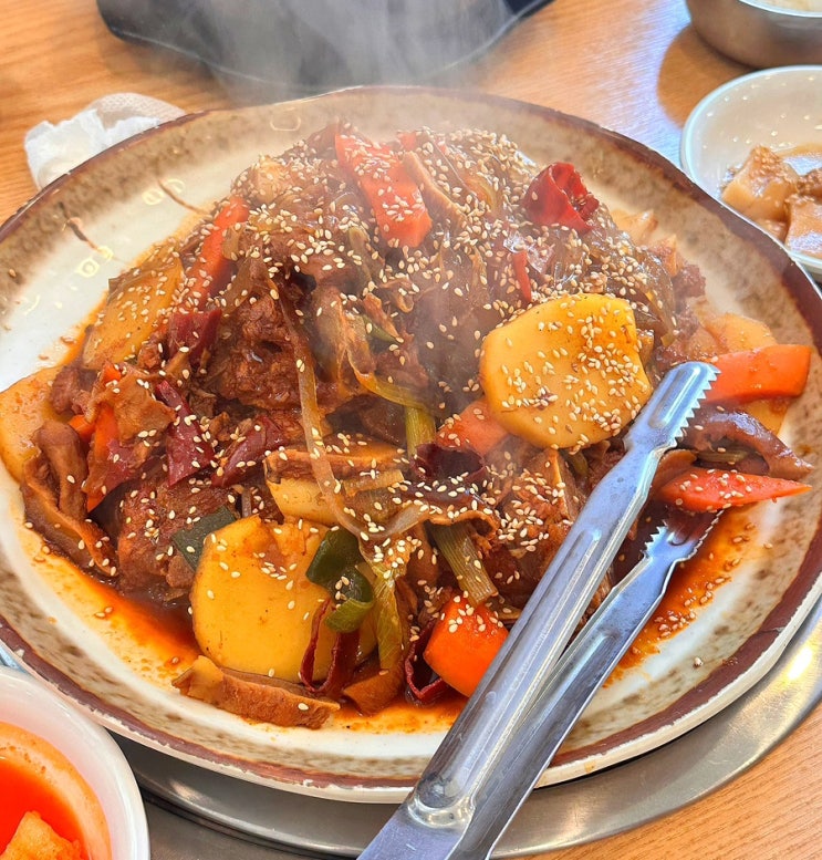  안양 예술공원 먹거리 골목 뼈찜 찐맛집|<흰돌감자탕> 내돈내산 후기|찜닭 양념베이스에 부드러운 고기가 너무 잘어울려,,|뼈해장국, 뼈숯불구이도 팔아요