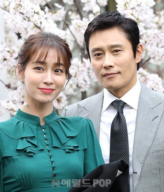 <b>이병헌</b><b>이민정</b>, 드디어 투샷 포착 가족사진에 담긴 진짜 이야기