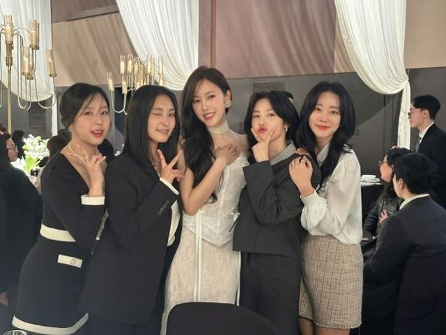 시간 지나도 예쁘네… 효민 결혼식에서 뭉친 2세대 걸그룹 “오랜만에 만나”