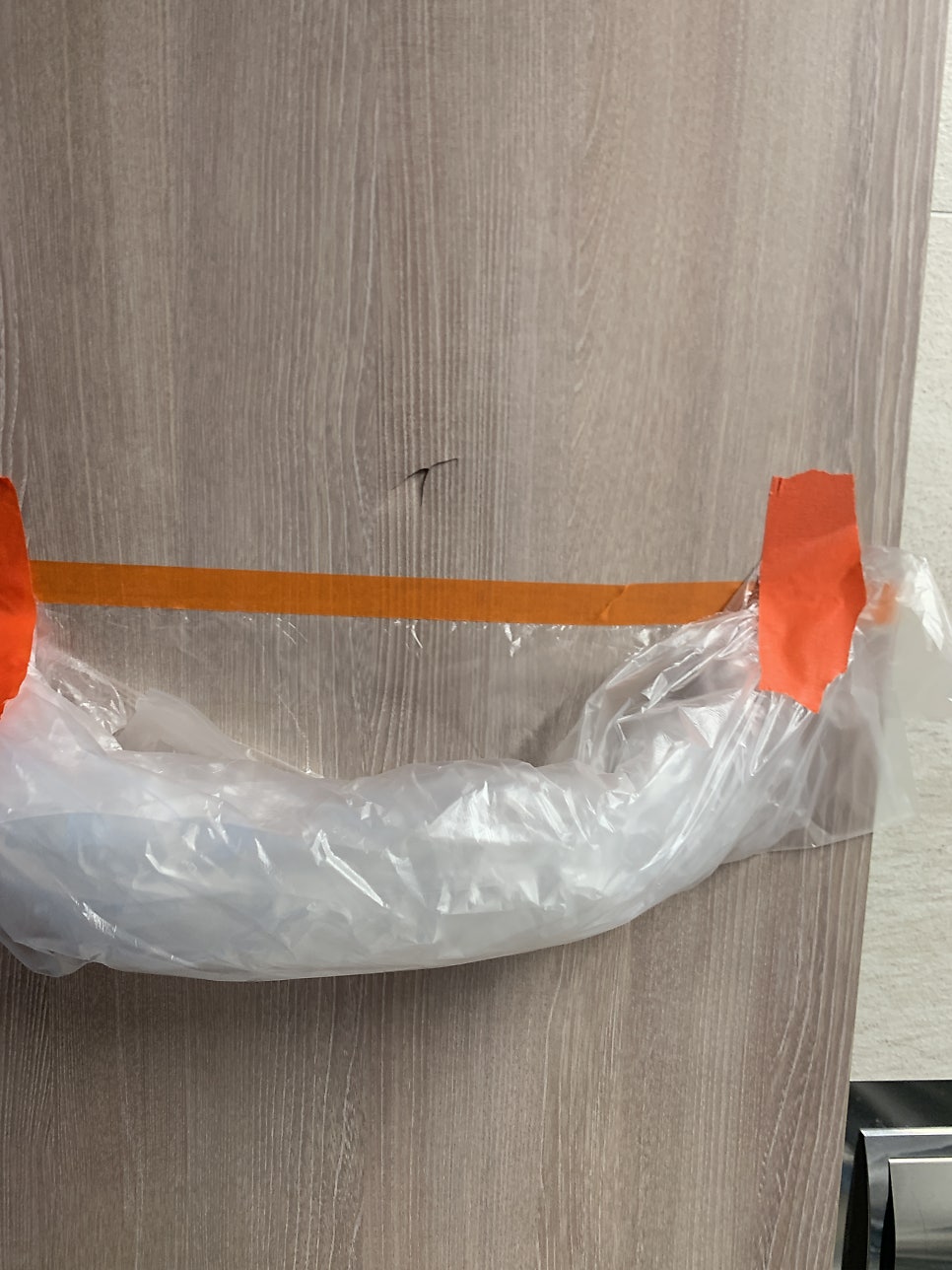 인천 욕실 문 시트지 보수 및 패인 자국 복원 방법
