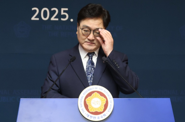 제안에 <b>민주당</b> 내서도 반대 분출 “<b>내란 종식</b>이 최우선”