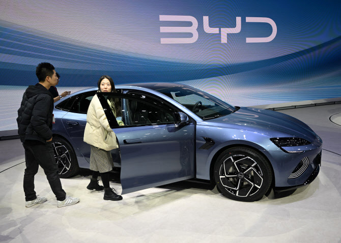 테슬라 붕괴속…버핏은 BYD 투자로 이유 있는‘대박’ 테슬라 붕괴속…버핏은 BYD 투자로 이유 있는‘대박’
