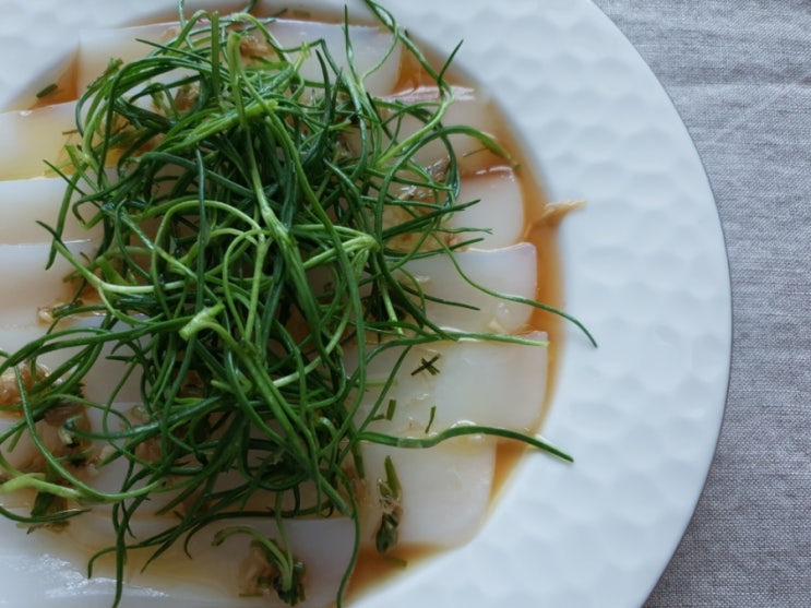  세발나물 달래장아찌 감자묵 카르파치오