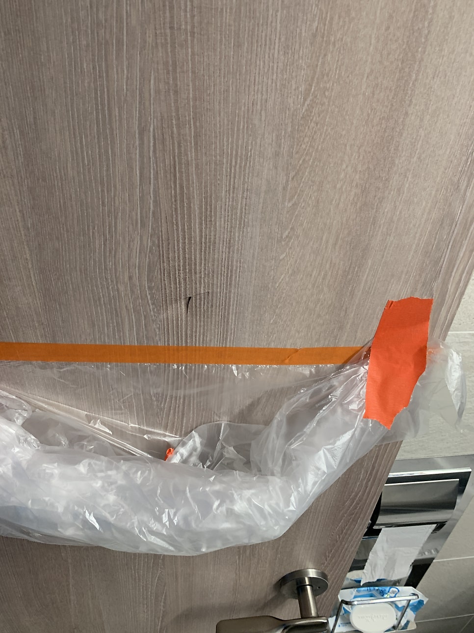 인천 욕실 문 시트지 보수 및 패인 자국 복원 방법
