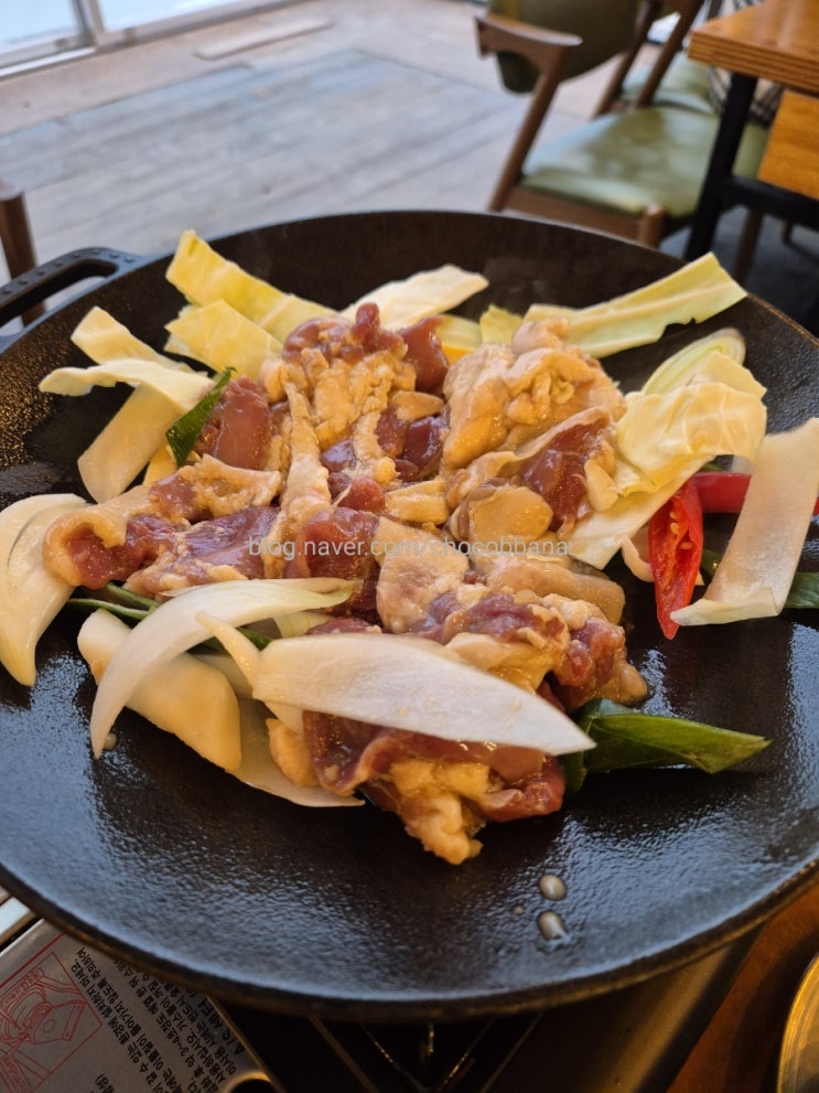  오리궁댕이 오리주물럭 오리고기 식당 양재천 벚꽃시즌 만발한 풍경