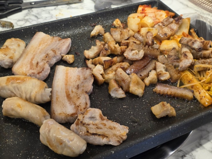  넓은 내부와 샐프바 국내산 대패 맛집 창원 봉곡동 돈앤돈