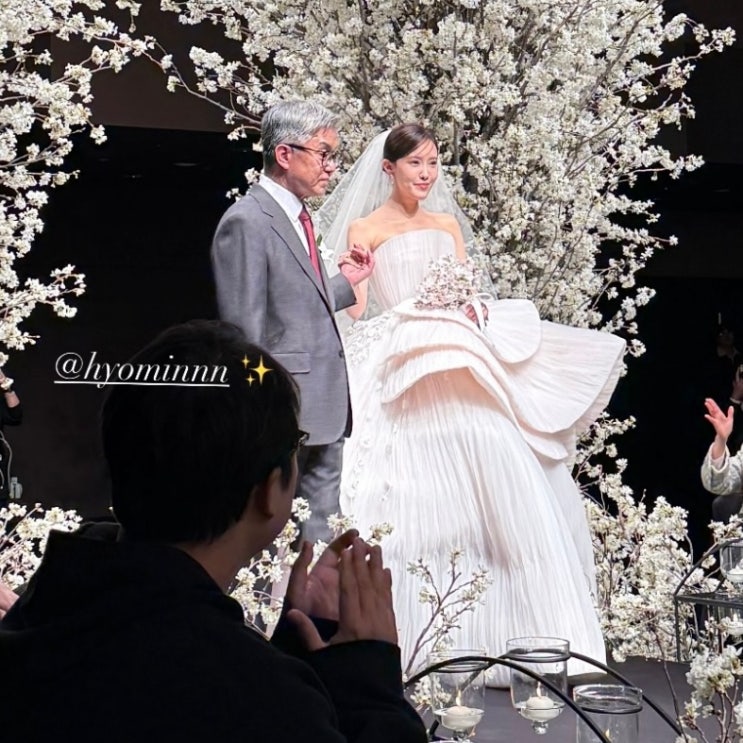 국내 단 2벌, <b>효민</b> 결혼식 <b>웨딩드레스</b> 정체.jpg
