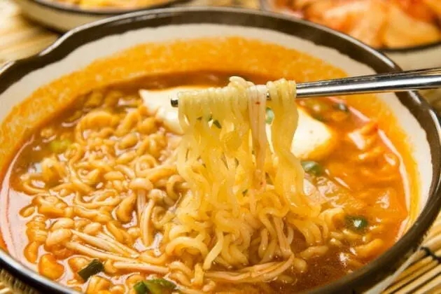 라면 국물, 다 먹어도 될까? 진짜 몸에 일어나는 변화️ 라면 국물, 다 먹어도 될까? 진짜 몸에 일어나는 변화️