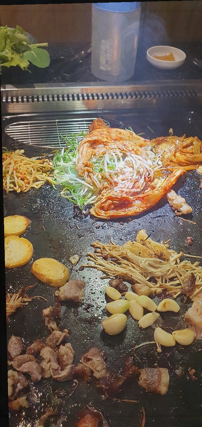  신선한 미나리와 함께하는 방촌동 삼겹살, 배꼽숙성삼겹살과막창