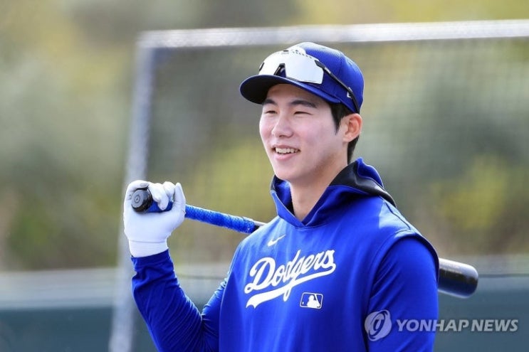 "땜빵 아냐!" 다저스 <b>로버츠</b> 감독이 말한 <b>김혜성</b>의 진짜 가치