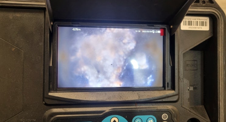  안양 아파트 씽크대 하수구 물 안 내려감 배관에 조금만 물 부어도 역류하고 안 빠질 때 업체 불러서 기름 슬러지 청소하기 시흥 철산