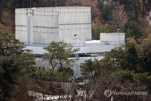  尹지지자 일부 관저 앞으로…국민변호인단 홈페이지는 불통(종합)