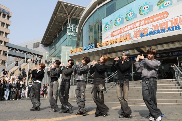  공항철도 서울역 광장에서 앰퍼샌드원 게릴라 버스킹 개최[한국철도일보]