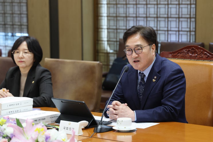 <b>개헌</b>논의 불 지피나?...우원식 "<b>개헌</b>하자" <b>이재명</b> "내란종식이... 