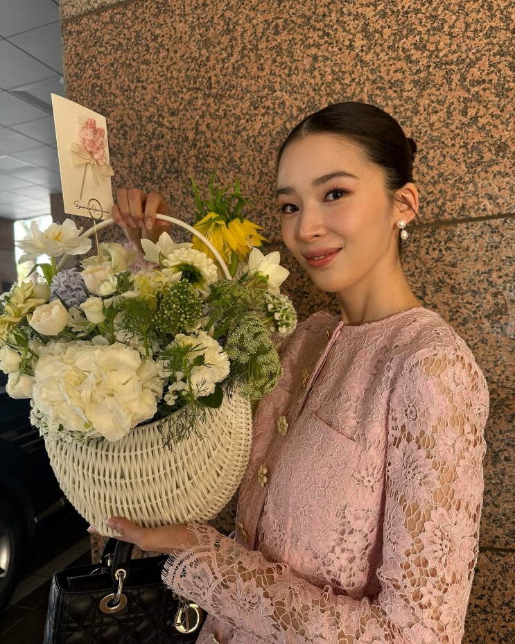  5월의 신부 아이린이 완성한 청담동 며느리룩에 착 감긴 여자 명품 브랜드 디올의 디조이 레이디백 가방