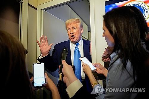 트럼프, 中에 50% 추가관세 위협…"다른 나라와는 즉시 협상" 트럼프, 中에 50% 추가관세 위협…"다른 나라와는 즉시 협상"