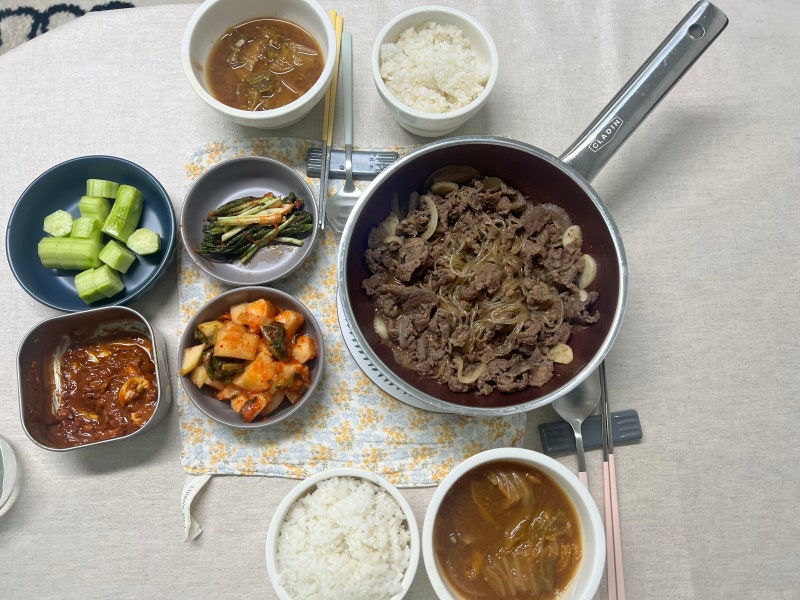 먹기만하는 일상 어떤데
