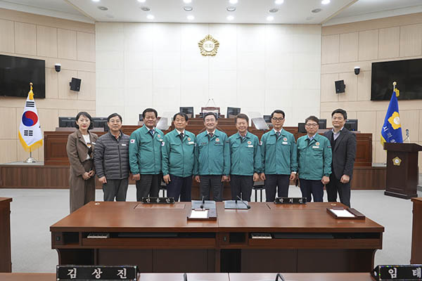 이천시의회, <b>자매결연도시</b> 안동에 산불 피해 <b>복구 지원</b> 성금 전달