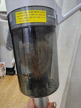  편리하게 집안을 청소하는 비룸 퓨어라이트 무선청소기