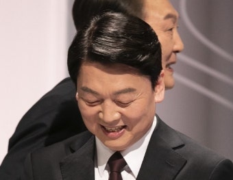 대선 출마하는 안철수 손가락에 大.. 혹시 윤석열의 王?