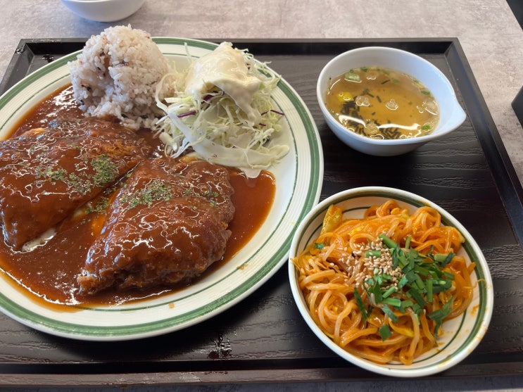  충북대 중문에 리모델링한 자연을 담은 돈까스(셀프바에 제육과 탕수육 있음)