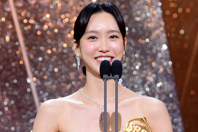 한지현, <b>초록뱀엔터</b> 1호 배우 <b>계약</b>…‘펜트하우스’ 인연으로... 