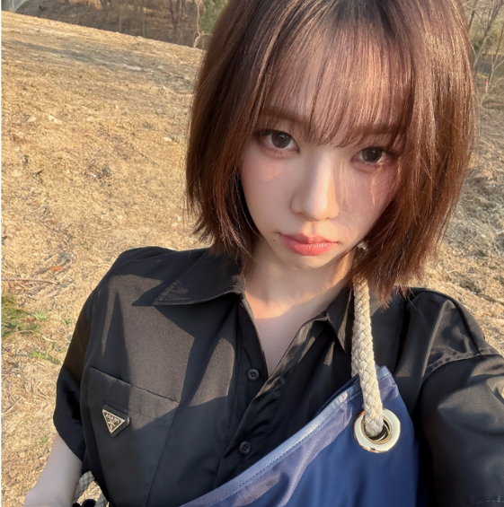  카리나 단발 스타일링과 함께 프라다 보부상가방 원피스 코디
