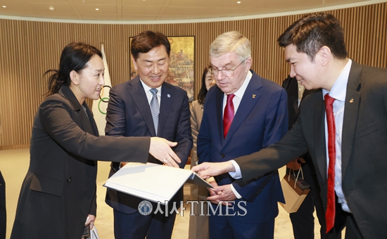 김관영 전북지사, 토마스 <b>바흐 IOC</b> 위원장 만나 전북 유치... 