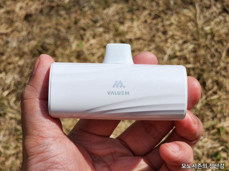  패스스루 기능 지원하는 벨류엠 4000mAh 일체형 보조배터리