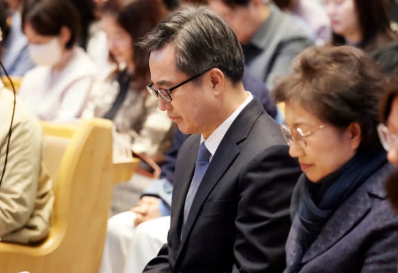 김동연, 대선 출마 선언… 부인 정우영 씨는 천안 찾아 충청 민심 행보