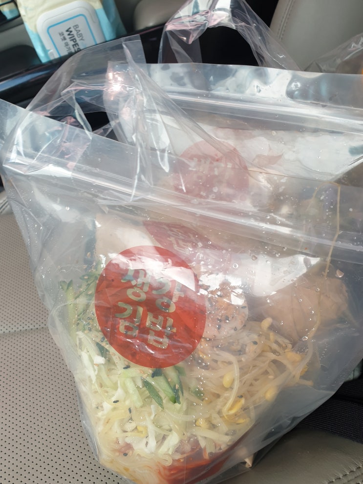  생강김밥 쫄면 포장해 왔어요