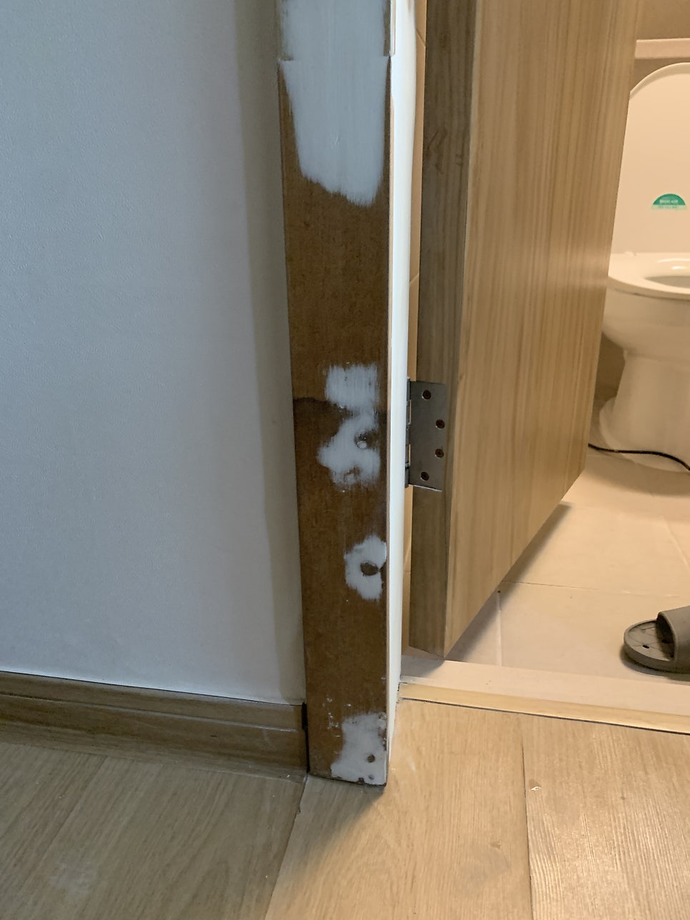 물먹은문틀수리 썩은화장실몰딩부분수리