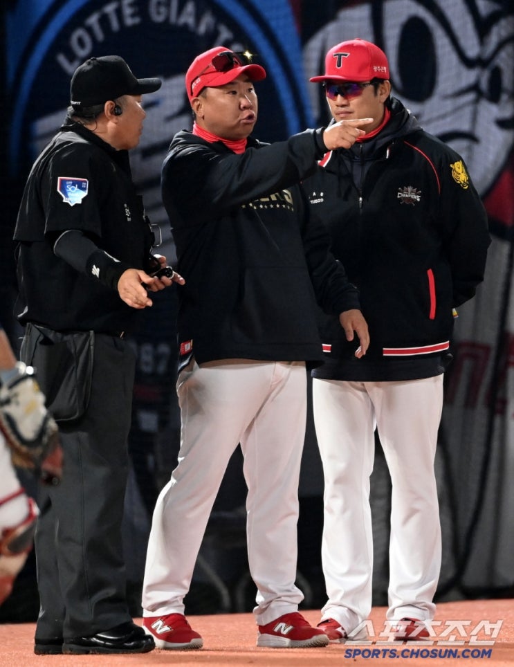 감독의 분통, 피치클락 '허점' 논란? KIA-롯데전 <b>심판 판정 논란</b>