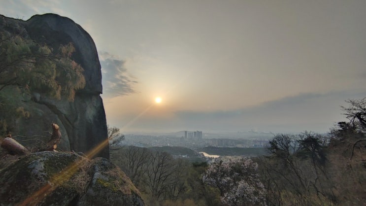 설봉산에 올라와 구름에 비춰진 햇살을 보며... 설봉산에 올라와 구름에 비춰진 햇살을 보며...
