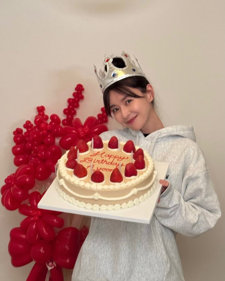  생일을 맞이한 권나라가 입은 스트릿룩 패션 브랜드 스투시 오버핏 여자 후드티 코디