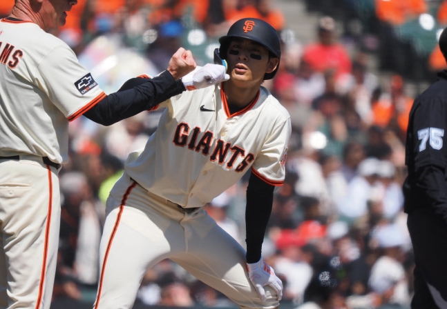 <MLB>SF <b>이정후</b>, MLB 데뷔 첫 <b>3루타</b>…3안타 경기-SF 대역전승