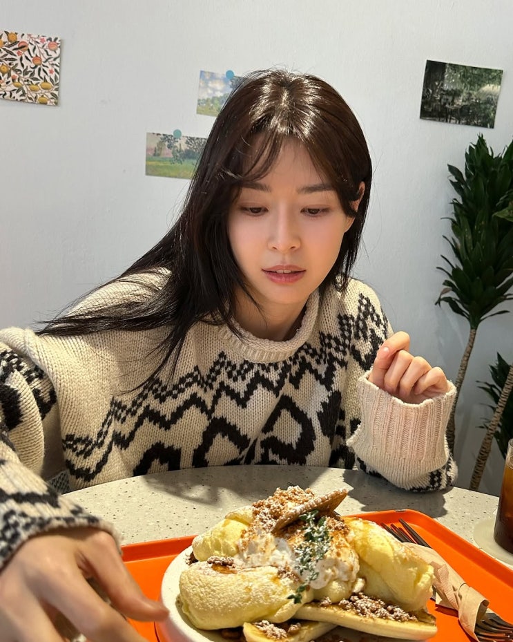  카페 감성 요정으로 변신한 권나라가 입은 예쁜 아크네스튜디오 스웨터 니트 코디 참고하기!