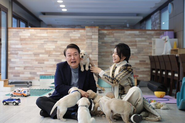  "김건희가 면박주는데 윤석열은 강아지 안고 웃기만…사랑 이상의 감정"