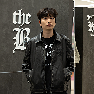 롯데백화점 김포점 the B 팝업스토어에 방문한 이동휘 버커루 간절기 자켓 패션