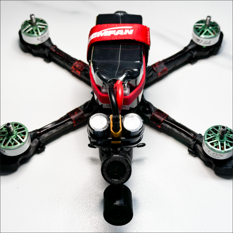  커스텀 FPV 드론에 콘덴서는 무용지물? 6셀 리포 5인치 프리스타일 드론에 직접 장착하고 검증한 결과